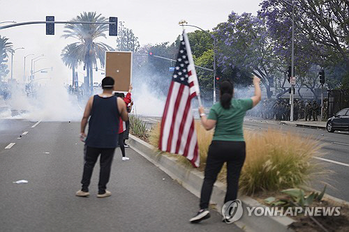 LA에서 ICE 단속에 반발하는 대규모 시위. AP 연합뉴스